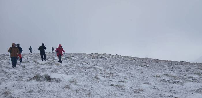 Senderistas de Tobarra desafían la nieve y el viento en una ruta invernal por la Sierra de Albacete
