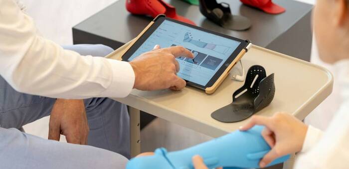 Foto de <a href="https://unsplash.com/es/@tomspentys?utm_source=unsplash&utm_medium=referral&utm_content=creditCopyText">Tom Claes</a> en <a href="https://unsplash.com/es/fotos/una-persona-sentada-en-una-mesa-con-una-tableta-hOOWGUOVggg?utm_source=unsplash&utm_medium=referral&utm_content=creditCopyText">Unsplash</a>       