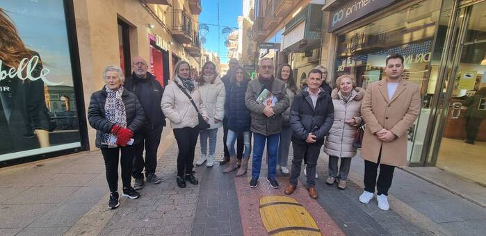Los ganadores de ‘Valdepeñas te regala Navidad’ comienzan sus compras en el comercio local