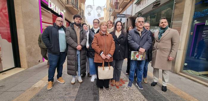 Los ganadores de 'Valdepeñas te regala Navidad' inician sus compras con cheques de 100 euros