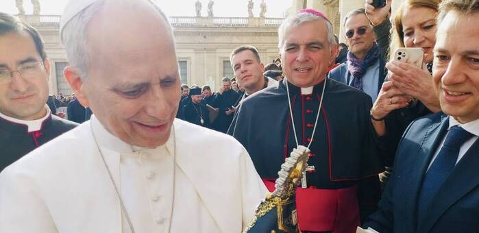 El obispo de Albacete entrega una navaja artesana al Papa León XIV durante la audiencia general en el Vaticano