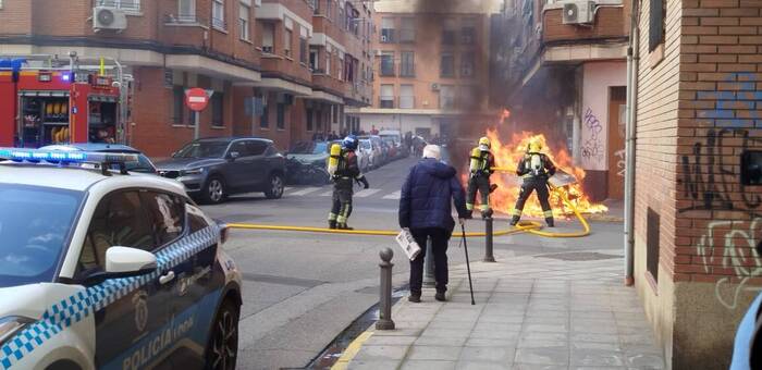 Se incendia un vehículo aparcado en una calle de Ciudad Real