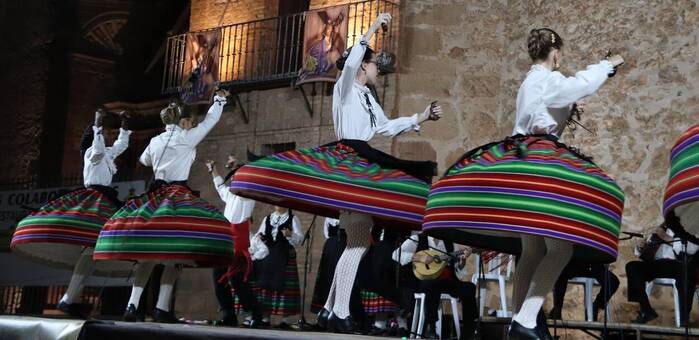 Folklore murciano y manchego conquistan la plaza de la Constitución de Manzanares