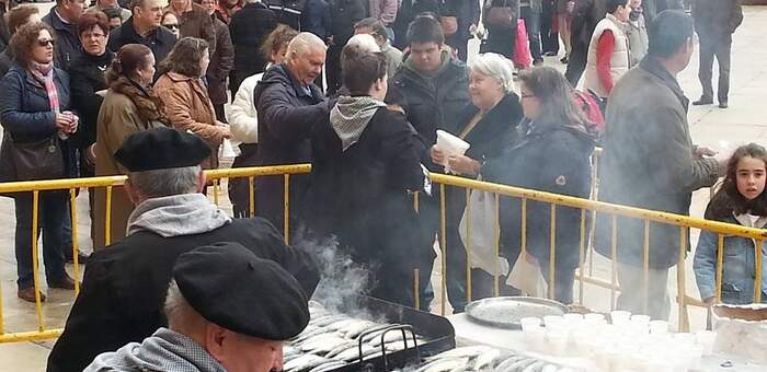 Asadas más de 1.500 sardinas en la plaza de la Constitución de Manzanares