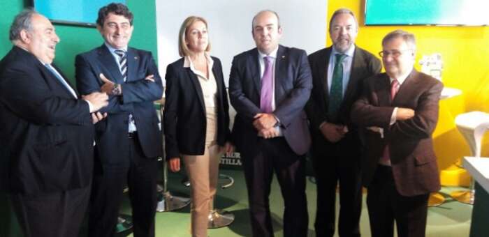 Imagen: Cospedal, Ramos y Estévez, presentes en el stand de Caja Rural CLM en Farcama