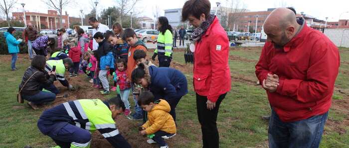 Ayuntamiento de Alcázar y Hospital Mancha Centro colaboran con el colegio Gloria Fuertes en la celebración del ‘Día del Árbol’
