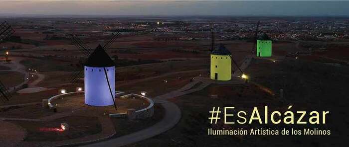 Los molinos de Alcázar de San Juan adaptan su color a las diferentes causas solidarias y reivindicativas de las asociaciones