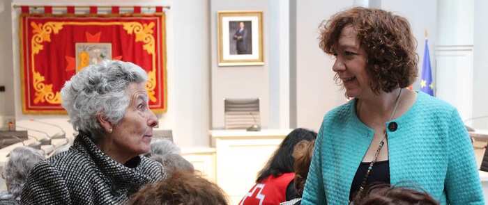 Los mayores del “Taller de Memoria” de Cruz Roja visitan el Ayuntamiento de Alcázar para conocer su historia