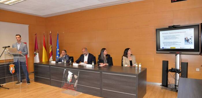 La UCLM y la Consejería de Bienestar Social sellan un acuerdo de robótica social para mejorar la atención a personas mayores dependientes