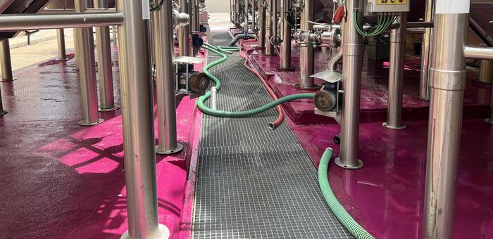 La Asociación de Industrias Vitivinícolas Europeas (AIVE) pide al Gobierno de Castilla-La Mancha que cambie su postura y active una destilación de crisis