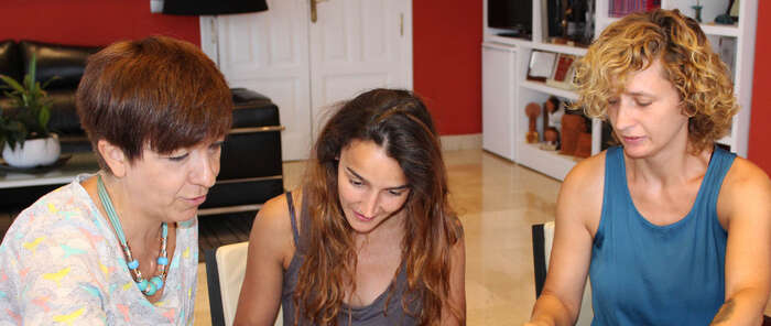 El Ayuntamiento suscribe un convenio con Animalcázar para promover la acogida de animales abandonados