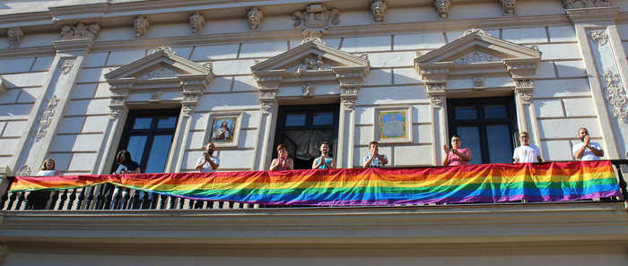El Ayuntamiento de Alcázar de San Juan se une a la asociación Plural en la defensa de la diversidad sexual colocando un año más la bandera LGTBI en el edificio consistorial