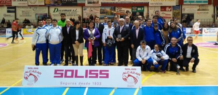 Imagen: La delegada de la Junta asiste al homenaje a los clubes CD Maria Auxiliadora de Campo de Criptana y Asodibal de Alcázar 