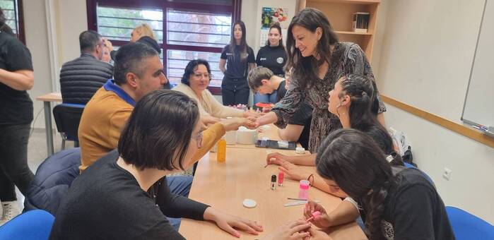 Mayores y personas con discapacidad de Valdepeñas mejoran su autoestima con talleres de cuidado personal