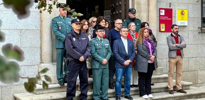 Minuto de silencio en la Delegación del Gobierno para condenar los últimos asesinatos machistas en Huelva y Alicante