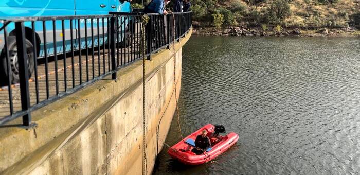 Buzos inspeccionan la toma de agua del embalse de Fresneda para mejorar la captación de agua de Valdepeñas