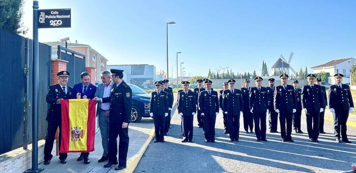 Valdepeñas dedica una calle a la Policía Nacional en su 200 aniversario