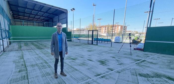 Deportes destina 11.000 euros a la renovación de la pista de pádel