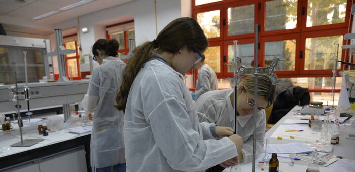 La Facultad de Ciencias y Tecnologías Químicas de la UCLM refuerza sus vínculos con la educación preuniversitaria y el tejido empresarial