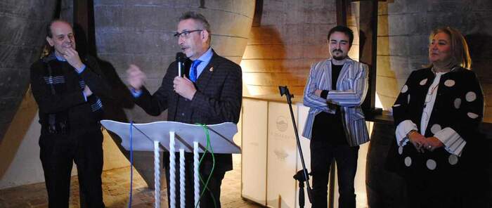 El alcalde de Valdepeñas inauguró la nueva exposición fotográfica colectiva de la agrupación `Albores´