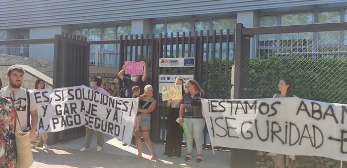 Se concentran una treintena de vecinos de Rio Yedra 8 de Toledo para exigir a Gicaman soluciones para sus viviendas 