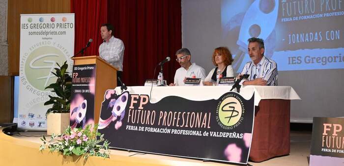 El alcalde de Valdepeñas pone de relieve la FP Dual, en una jornada que reúne a jóvenes y empresas 