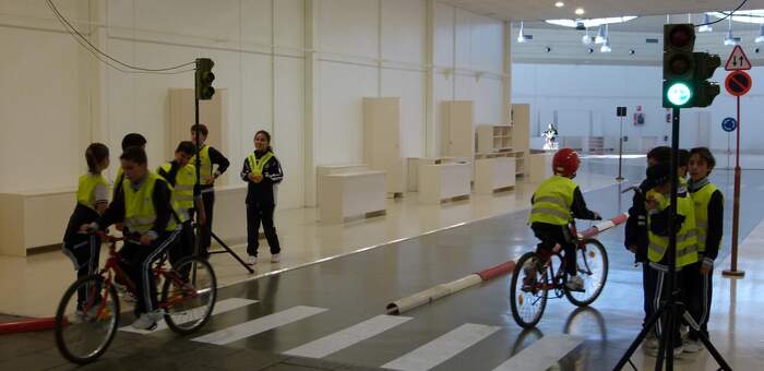 Cerca de cuatrocientos escolares pasan por el parque infantil de tráfico de Manzanares