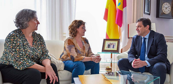 La alcaldesa de Puerto Lápice le traslada a Valverde la necesidad urgente de atender los problemas estructurales que presenta la plaza de su municipio