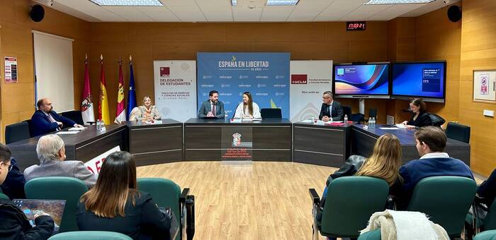 La Subdelegación del Gobierno en Ciudad Real participa en la mesa redonda “50 años de libertad: medio siglo de democracia y justicia” en la Facultad de Derecho y Ciencias Sociales