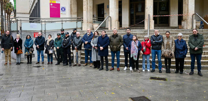 Adrián Fernández reclama “nuevas estrategias” para combatir de manera efectiva la violencia machista en el tercer minuto de silencio en una semana