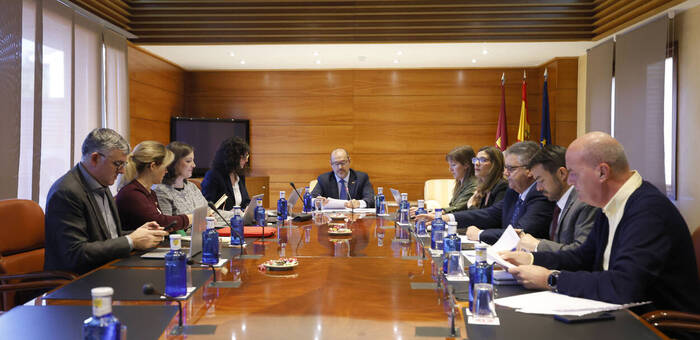 Las Cortes regionales debaten y votan este jueves en Pleno las dos enmiendas a la totalidad de PP y Vox a los Presupuestos de la Junta para 2026