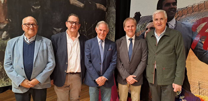 El diputado provincial Carlos Martín de la Leona arropa al Club Taurino de Almodóvar en la inauguración de la XXXIV Semana Cultural