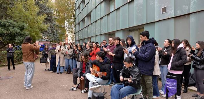 La Facultad de Educación de Ciudad Real recuerda con música y la lectura de un manifiesto la realidad que viven muchas mujeres