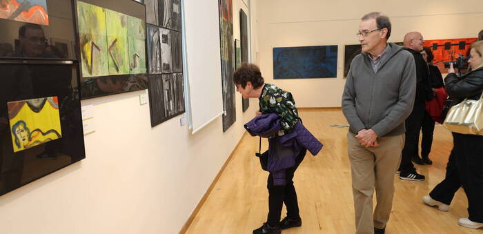 La exposición homenaje a Paco Leal recuerda su legado artístico en la Casa de la Cultura de Alcázar de San Juan