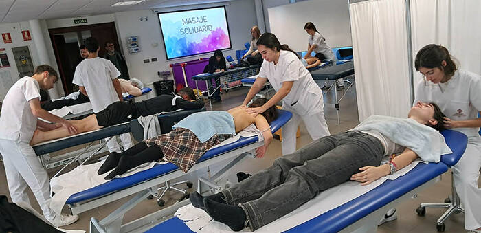 La UCLM impulsa la salud y el aprendizaje con las jornadas de masaje solidario del Grado en Fisioterapia