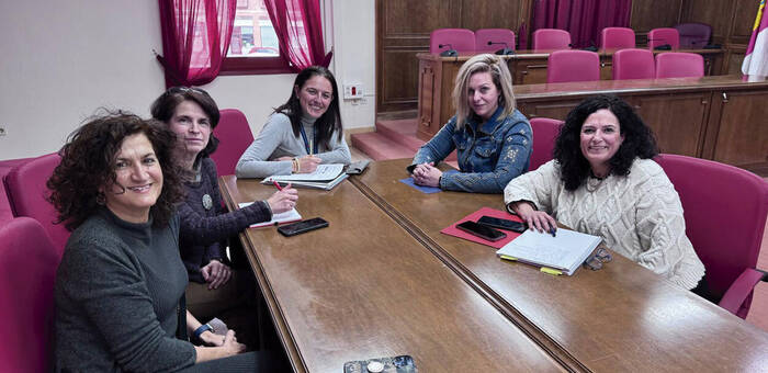 La concejala de Comercio mantiene una reunión con la nueva directiva de ACEPA