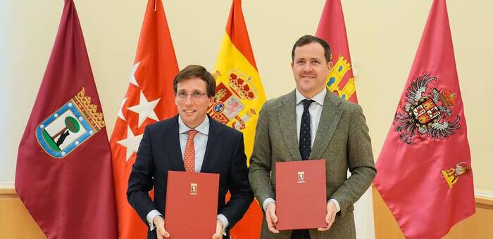 Velázquez firma un acuerdo con el alcalde de Madrid para mejorar el transporte en la ciudad de Toledo
