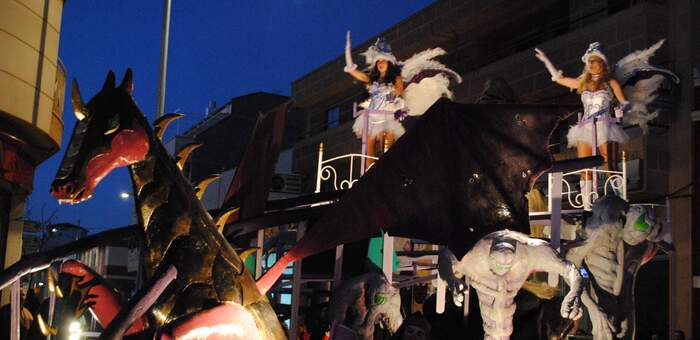 Más de 1.000 personas desfilarán mañana en el  ‘XXXIII Concurso regional de Carrozas y Comparsas de Valdepeñas