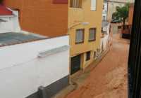 Una fuerte tormenta anegó esta tarde el casco de Carrizosa, donde aguantó el nuevo canal, aunque se desbordó por el fuerte arrastre