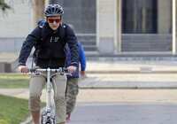 El triatleta Fernando Alarza apoya la iniciativa del Gobierno regional para fomentar el uso de la bicicleta