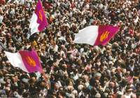 Multitud de castellanomanchegos con presencia de banderas de la Comunidad. Foto: Memoria y Realidad. Castilla-La Mancha