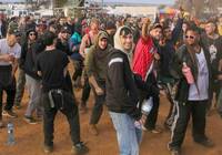 La rave no autorizada en Férez mantiene colapsados los accesos y genera malestar vecinal ante la falta de información oficial