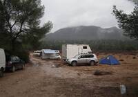 La lluvia y el barrizal aceleran la salida de asistentes de la rave de Férez