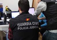 La Guardia Civil detiene a 102 personas por tenencia y distribución de archivos pedófilos a través de Internet La Guardia Civil detiene a 102 personas por tenencia y distribución de archivos pedófilos a través de Internet