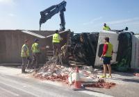 Vuelca un camión en la N-430 a la altura del Cerro de Alarcos